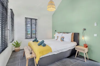 Modern 2BR Waterfront Apartment - Prime Location & Stunning View Hotels in 