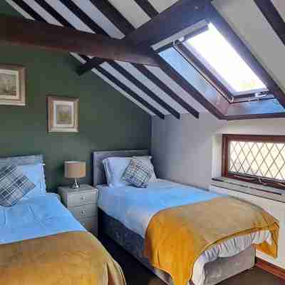 Massive 4 bed with countryside views in Peterborough Rooms
