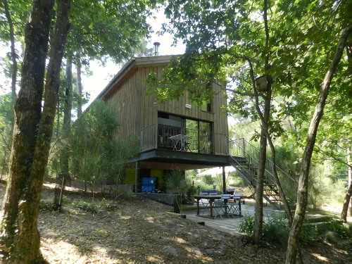 Wooden house in the golf, between forest, lake and ocean - 무료 와이파이