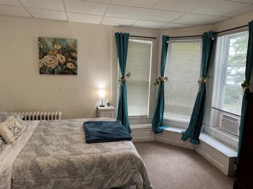 Charming 3-bedroom townhome with WiFi, in central location in Potsdam Village