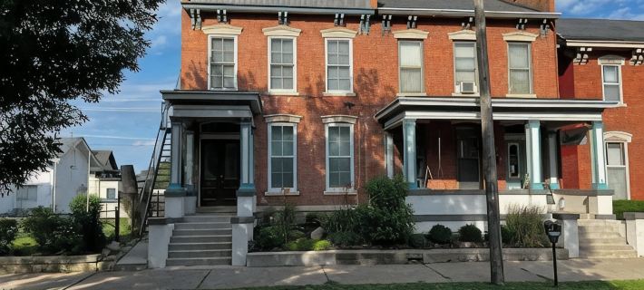 Downtown Dubuque Retreat, Spa Access, Private Deck, One Block to Farmers Market, Hotel di Dubuque