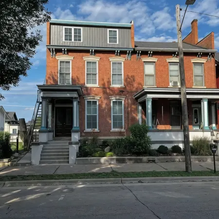 Downtown Dubuque Retreat, Spa Access, Private Deck, One Block to Farmers Market,