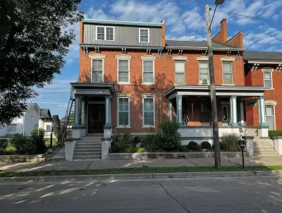 Downtown Dubuque Retreat, Spa Access, Private Deck, One Block to Farmers Market, Отели в г. 