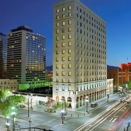 Kimpton HOTEL MONACO SALT LAKE CITY by IHG Отели рядом с достопримечательностью «Конгресс-центр Salt Palace»