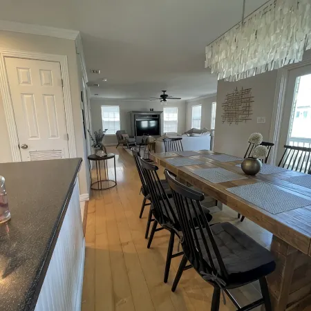 Amazing 5BR Entire house, private heated pool & Hot Tub 3 min walk to beach.