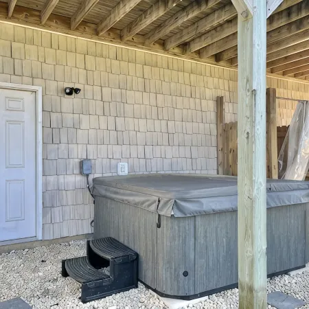 The Oceans Oyster-Hot tub, 5 min to beach, Pets, Sleeps 10 , Sound Views!!