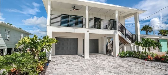 New 3b-2Bath Home with Big Private Heated Pool and Hot Tub, Steps to the Beach. Hoteles en Fort Myers Beach