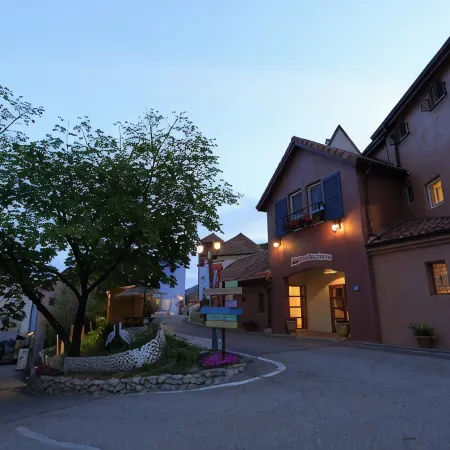 Gapyeong Petite France Pension Отели рядом с достопримечательностью «Интерактивный художественный музей»