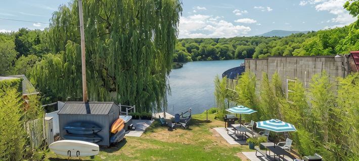 Creekside Escape- Kayaks, Paddleboards, Hot Tub, Sauna & Fire Pit Hotels in Saugerties