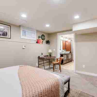 Stylish Apt • Desk & Parking • Walk to South Broadway Dining, Bars & Shops Rooms