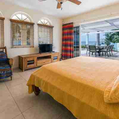 Tropical oceanfront villa, full AC, private pool, great diving and snorkeling Rooms