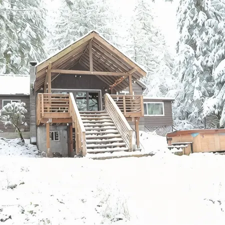 Romantic Mt. Hood Streamside Retreat, Hot Tub, BBQ, Fast WiFi. Pets Welcome, Ski