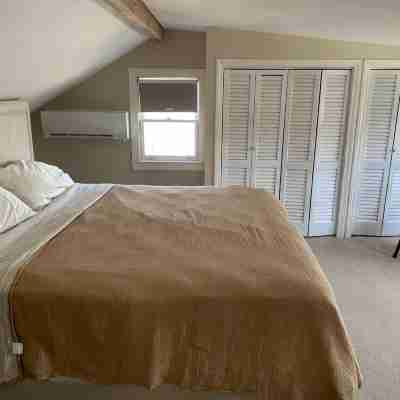 Relax Beautiful South Yarmouth Pond Home, Family sized, minutes for beach, Kayak Rooms