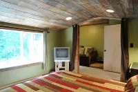 Romantic Mt. Hood Streamside Retreat, Hot Tub, BBQ, Fast WiFi. Pets Welcome, Ski