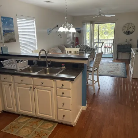 “Truly Beautiful    Golf Course & Lake View Getaway – Minutes from the Beach!