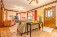 New Listing! Charming home two blocks from Galena Main St with deck and parking - 3つ星