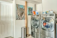 Suite with Hot Tub -AC  - Huge Fenced Yard - Mt. Rainier View - Private Entrance - 4-نجوم