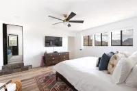 Expansive 270° Red Rock Views, nearby Hiking, Hot Tub, 4-minute walk to uptown! - 4-نجوم