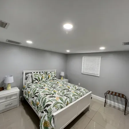 Lovely comfy clean apartment. Close to State parks/ beaches/ restaurants.