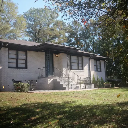 Urban Ranch, at the Treasure House .. 8 Bed 3 Bath 2 Kitchen + Basement Suite