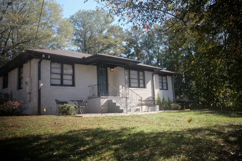 Urban Ranch, at the Treasure House .. 8 Bed 3 Bath 2 Kitchen + Basement Suite - 4-Star