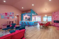Dollhouse Daydream Barbie-inspired, Spacious 5-bedroom house with heated pool - 4-Star