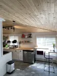 Beautiful cozy cottage 1 block from the lake and Oakwood hotel. - Homestays