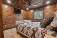 Spacious 8-bedroom house with WiFi, AC, Hot Tub South of Lead -  Privatzimmer