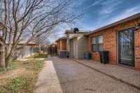 Harmony Home - 4/2 sleeps 11, 1 mile to Texas Tech - 방갈로