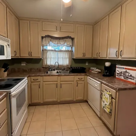 Pink Door Charming 2-bedroom house with WiFi, AC in nice Oneonta, Close to Food Отели в г. Онеонта