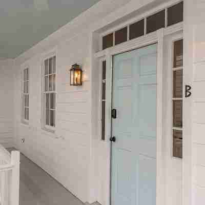 The Philip's Suite, newly renovated 3 Bed/3 EnSuite Bath, 1 Block to King Others