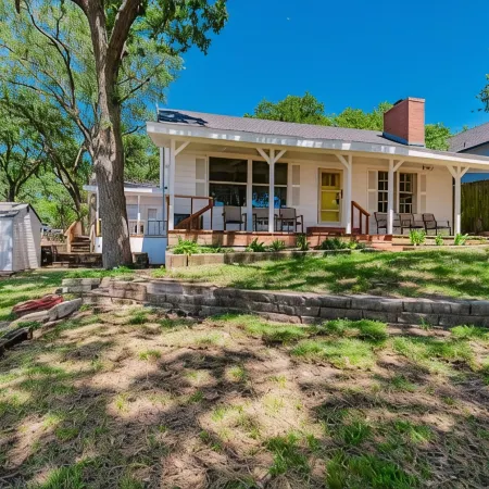 Remodeled Lakefront! Private beach, toys & hot tub