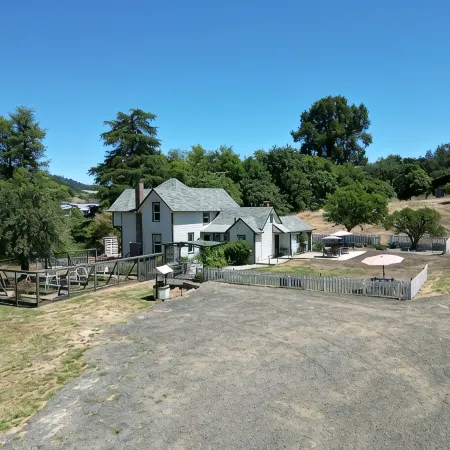 Charming 4-bedroom Pearce Historic Farmhouse in Roseburg with AC and WIFI