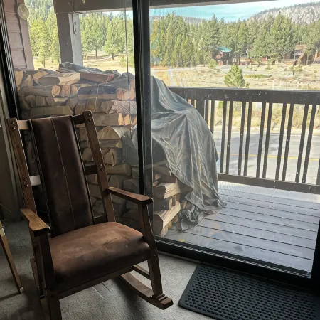 Charming 2-bedroom condo in delightful Mammoth Lakes with fitness room, WiFi
