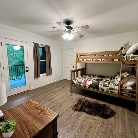 Spacious Cabin on Little Mo River!! Game Room! Relax & Have Fun! 4 Bed, 4.5 Bath Hôtels à : Comte de Pike