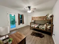 Spacious Cabin on Little Mo River!! Game Room! Relax & Have Fun! 4 Bed, 4.5 Bath - balcón