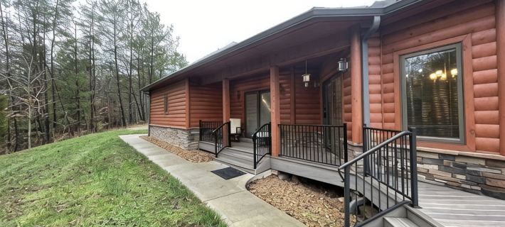 Nature Lovers Dream! Steps from Fishing Plus 140 Acres of Hiking! 4 Bedroom Home by RedAwning Hotels in Monroe County