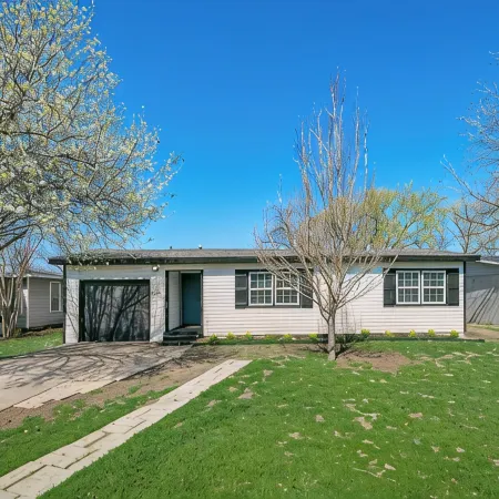 Walk to at&T Stadium & Globe Life! 3Br Home with Hot Tub & Backyard Oasis