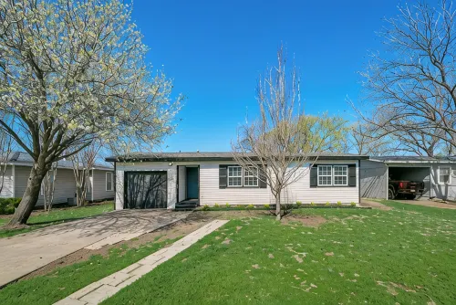 Walk to at&T Stadium & Globe Life! 3Br Home with Hot Tub & Backyard Oasis - 4 estrellas