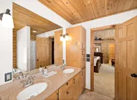 Authentic up North Log Cabin with Modern Comforts - Balkon