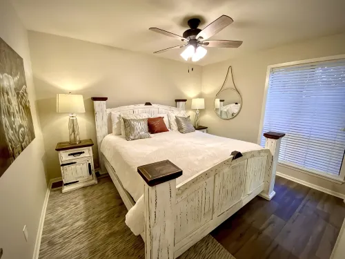 "The Bayliner" Lake Hamilton Condo: 2BR/2BA. Sleeps 6. Pool. Covered Boat Slip! - Wifi