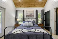 Relax and Unwind, Hot Tub under the Stars, Firepit, Sleeps 8 - Chalets