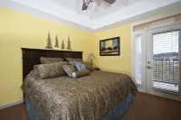 Luxury Spacious Riverfront Condo in Perfect Location near Tanger Outlets - 자쿠지