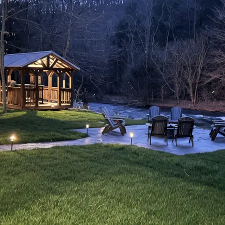 Bearly Awake cabin- family-friendly, riverfront & minutes from East Branch Lake.