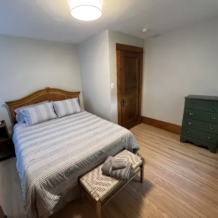 Renovated charmer in the heart of Decorah’s Park District โรงแรมในเดคอราห์
