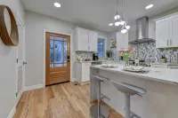 Cozy Downtown 1BR w/ Parking - 4성급