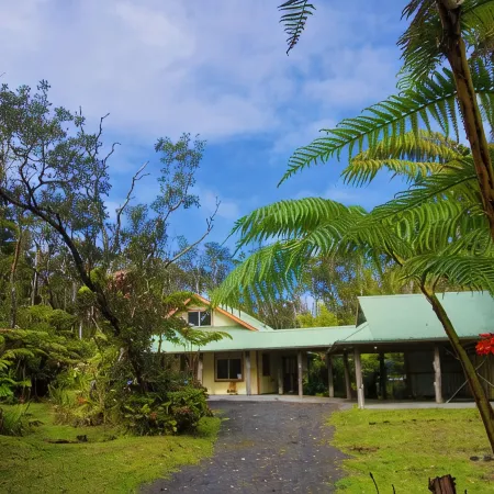 Tranquil Volcano Retreat with Rainforest Views
