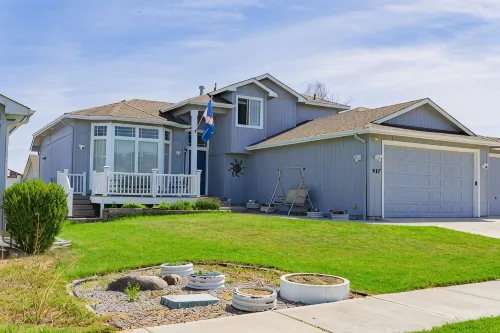 Family & Business • Minutes to Spokane Airport, • Fairchild AFB & Northern Quest - 4-Star