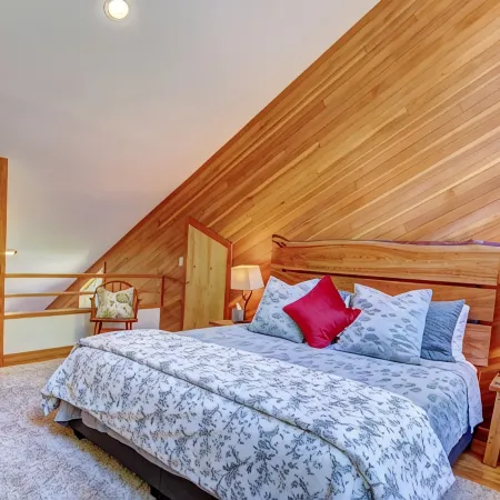 Falcon House: VT Modern Chalet w/Sauna on 25 Acres - Hike - Bike to Village
