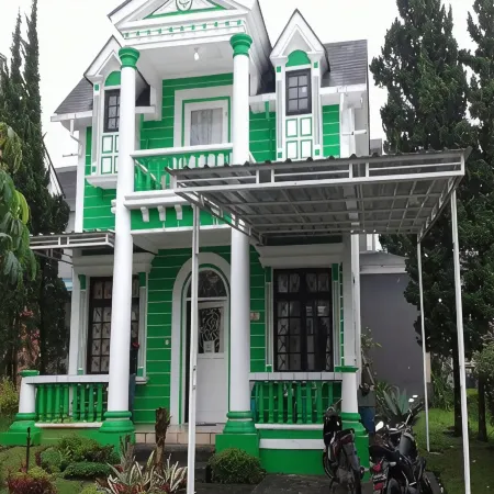 Villa Kota Bunga Matahari Hotels in Pacet